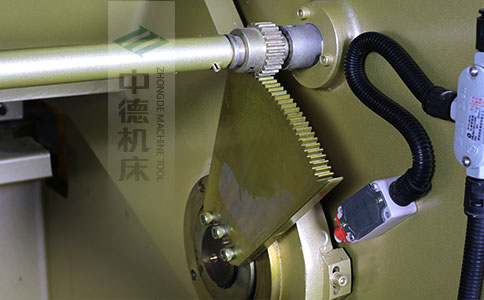 ZDS-832采用高精度刀片间隙调节齿轮，经过淬火高硬度又耐磨，表面镀锌不生锈，长年累月使用依然有很高的调节精度.jpg