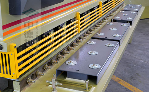 ZDS-832剪板机采用滚珠前托料板，不划伤不锈钢板材表面，并采用高品质压料油缸，不渗油不会在板材表面留有油污.jpg